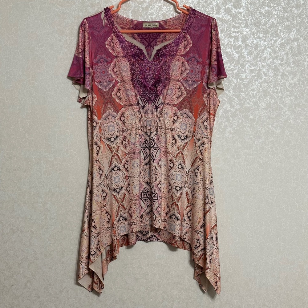 Live & Let Live Rhinestone Lace V-Neck Sharkbite‎ Tunic Top Geometric Purple L